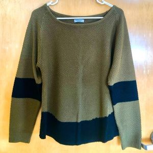 Perfect condition, very cozy. Marked as a medium, fits true to size.